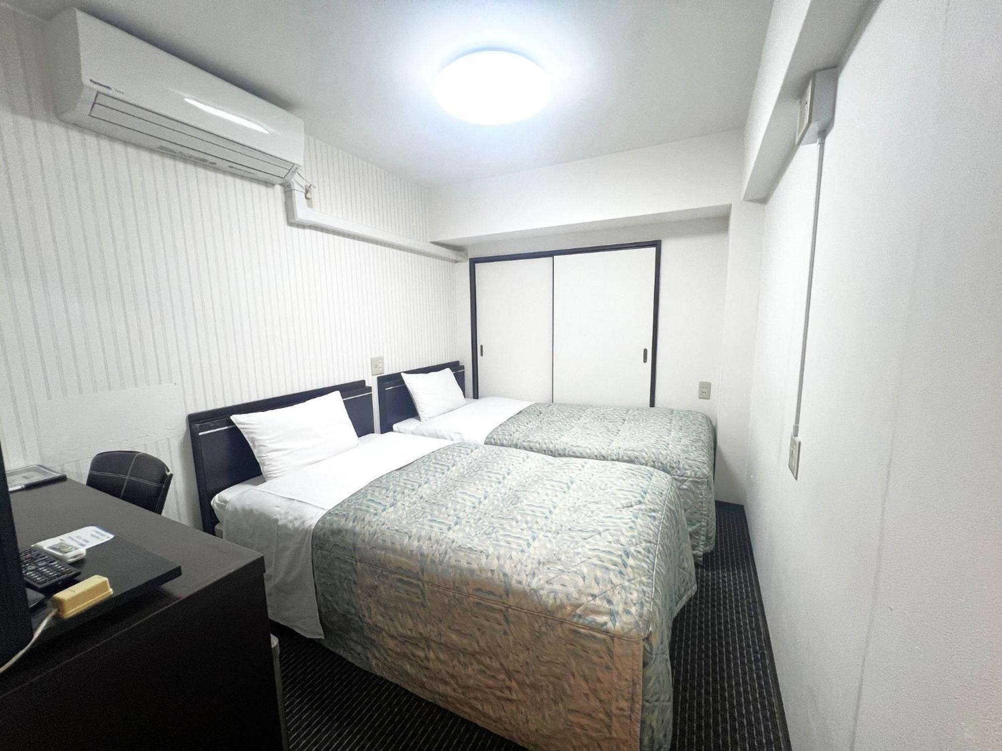 Business Inn Sennichimae Hotel Osaka Bagian luar foto