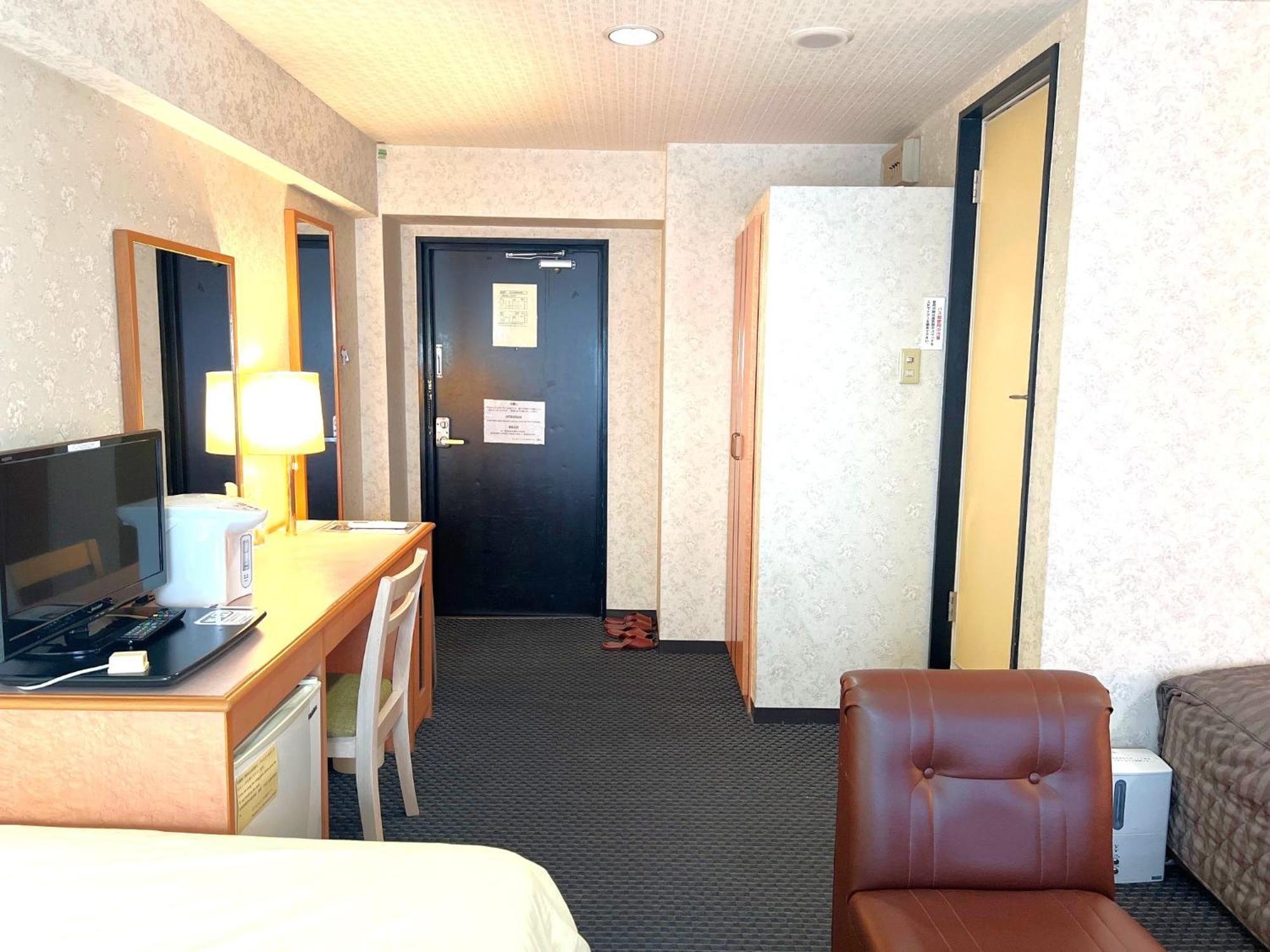 Business Inn Sennichimae Hotel Osaka Bagian luar foto